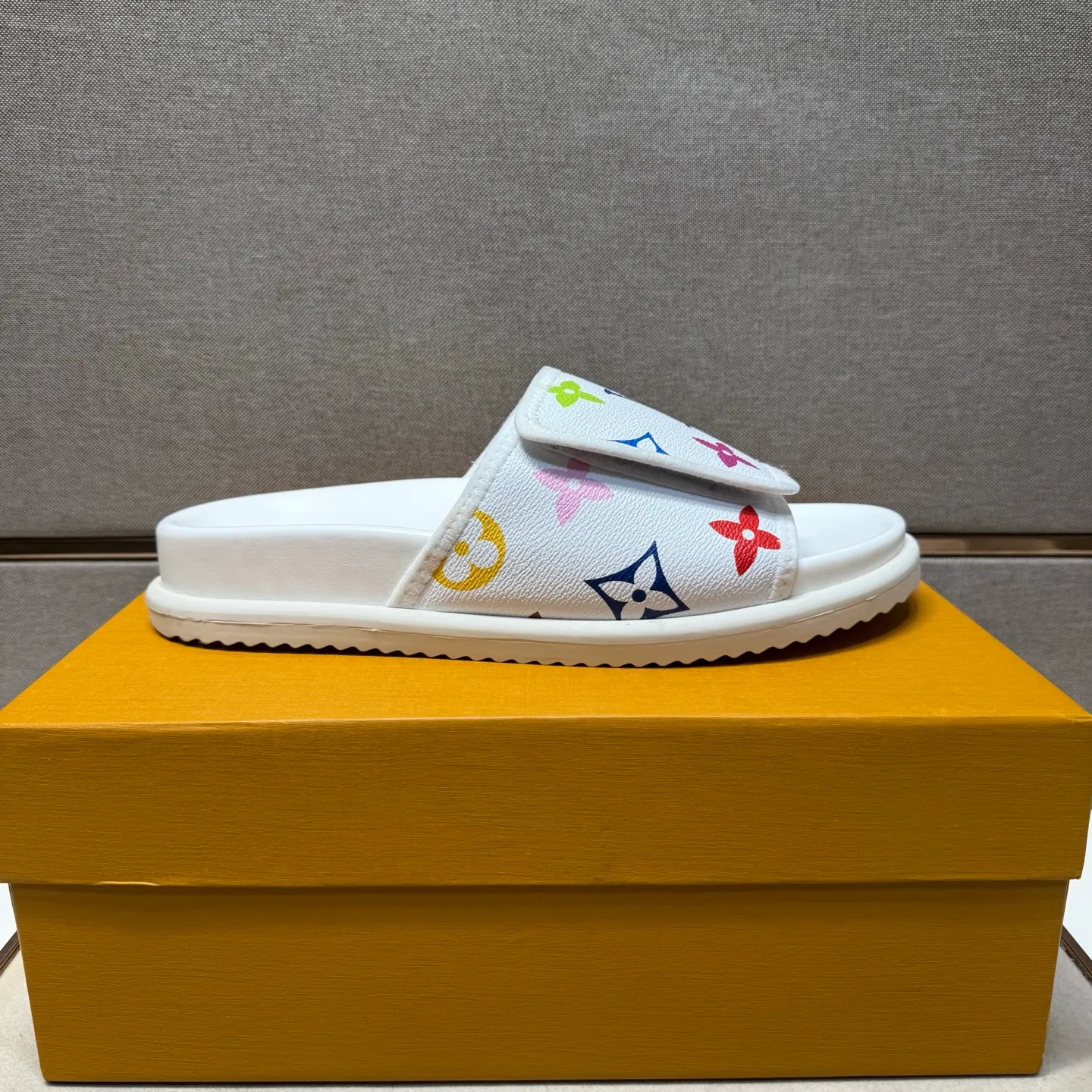 ⬛️Men's shoes 💰p320 [LV～] Men's casual slippers 2025z cabinet sales simultaneously 🔶Size: 38-44 #️⃣ 🔷2 colors🔜The upper is made of multi-material splicing➕Genuine leather lining, comfortable and breathable, sole: original comfortable and wear-resistant outsole, ⚠️Real shot📱Photographed🎬The real thing is better📢📢📢